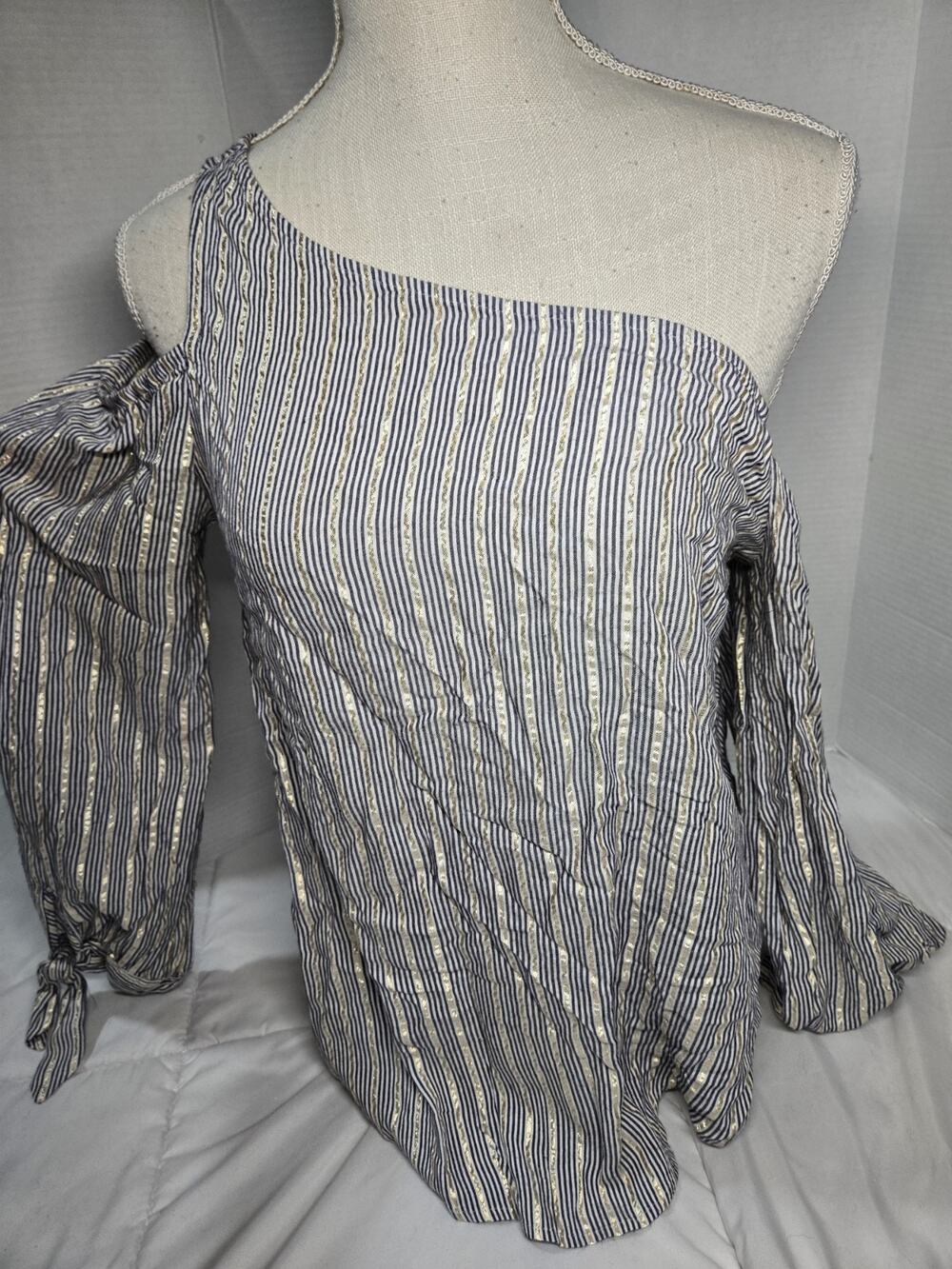 EXPRESS Sz M OFF ONE COLD SHOULDER Long Sleeve Gold Metallic Indie Top Women